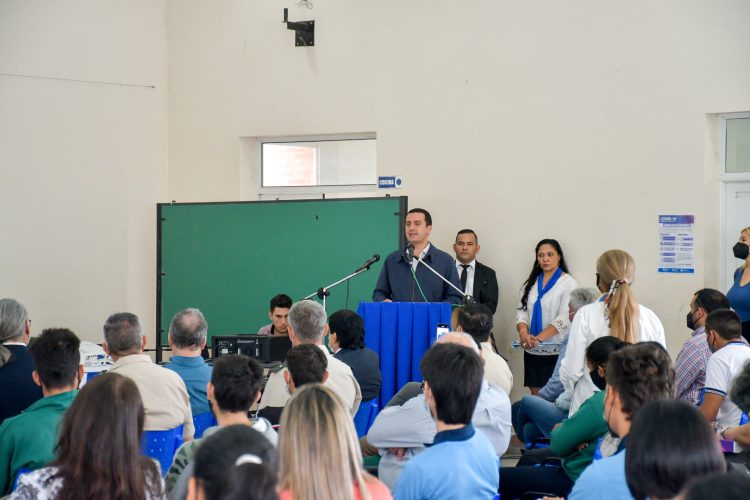 El vicegobernador Eber Solís entregó 500 tablets a estudiantes de Pirané