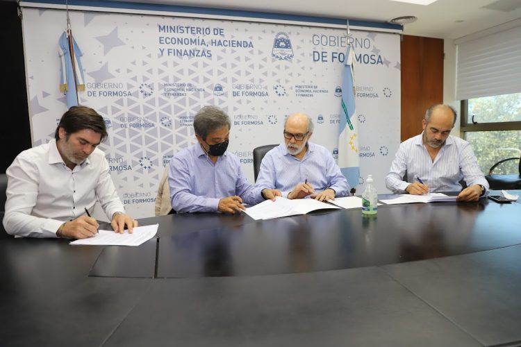 El Gobierno y Banco Formosa firmaron adenda para alentar el consumo local