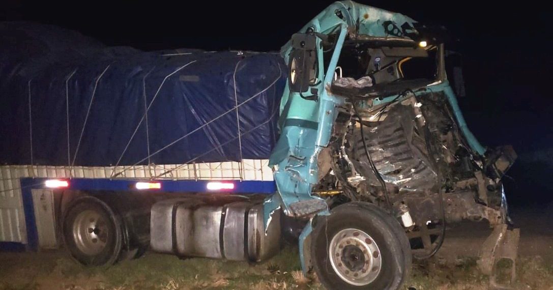 Brutal choque entre dos camiones aunque los conductores se salvaron de milagro