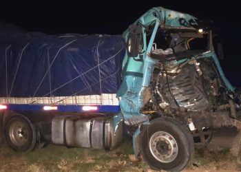 Brutal choque entre dos camiones aunque los conductores se salvaron de milagro