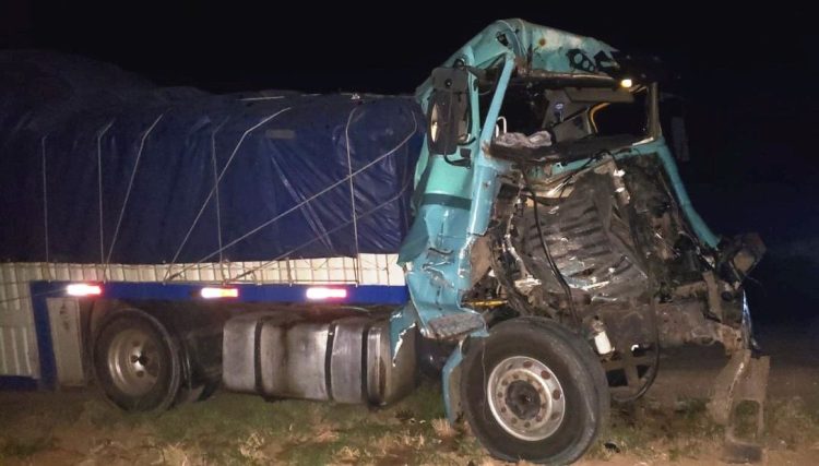 Brutal choque entre dos camiones aunque los conductores se salvaron de milagro