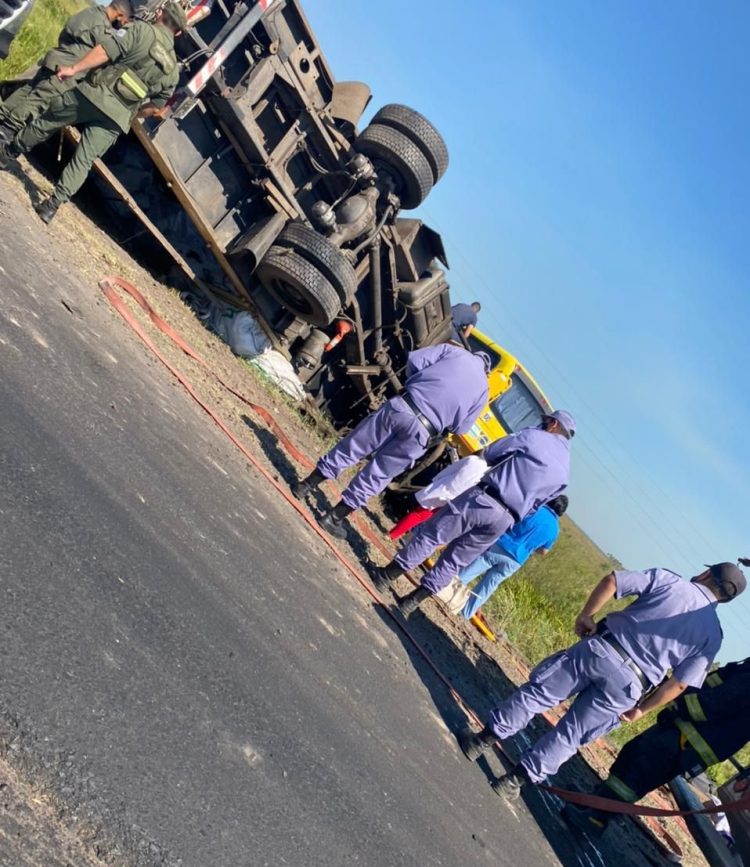 Choque entre camión y colectivo deja varios heridos en ruta 11