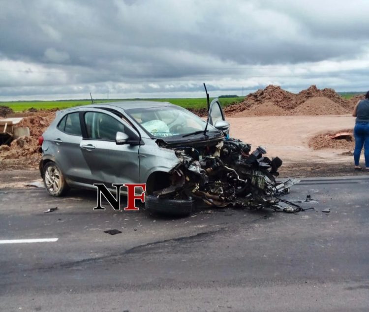 Ruta 11: conductora de un Fiat Argo «mordió la banquina» y chocó con un camión