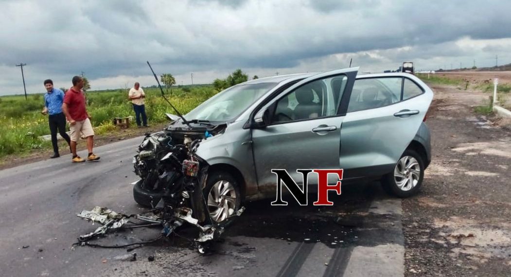 Ruta 11: conductora de un Fiat Argo «mordió la banquina» y chocó con un camión