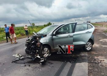 Ruta 11: conductora de un Fiat Argo «mordió la banquina» y chocó con un camión