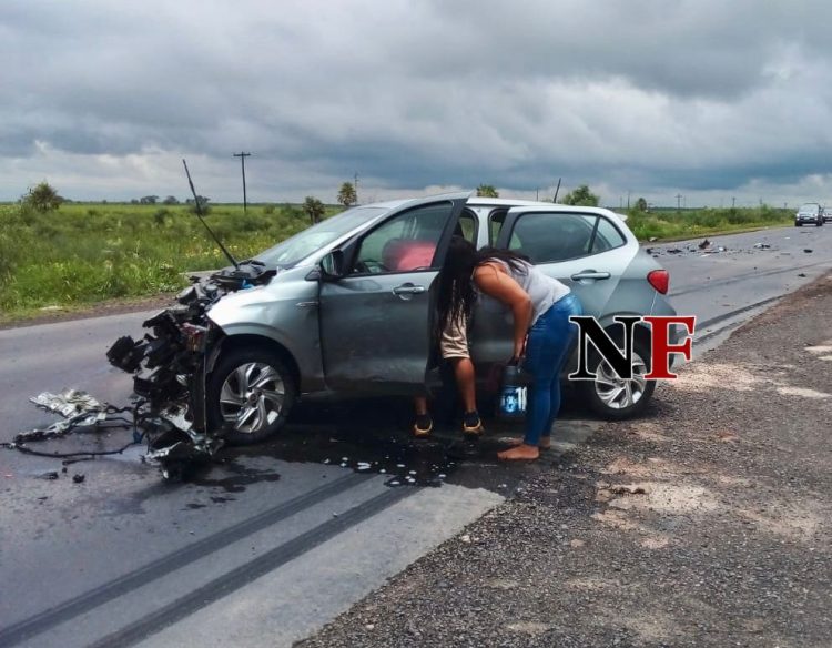 Ruta 11: conductora de un Fiat Argo «mordió la banquina» y chocó con un camión