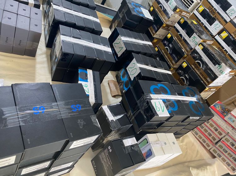 Hoy se hacen las ofertas para el remate de Iphones, cámaras y notebook