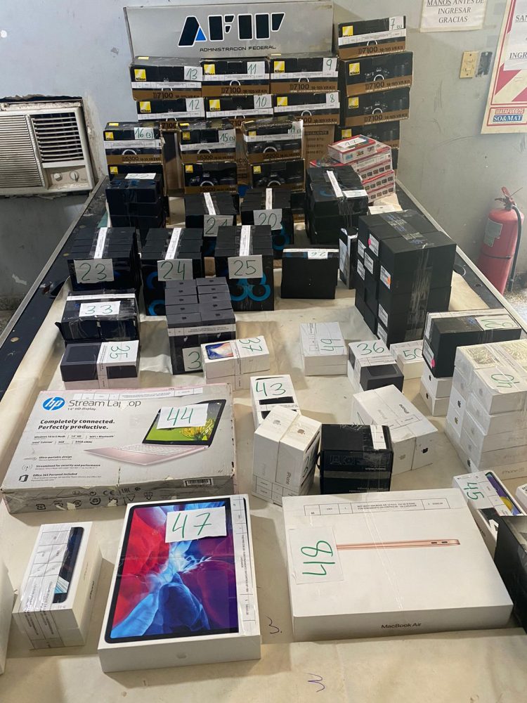 Hoy se hacen las ofertas para el remate de Iphones, cámaras y notebook