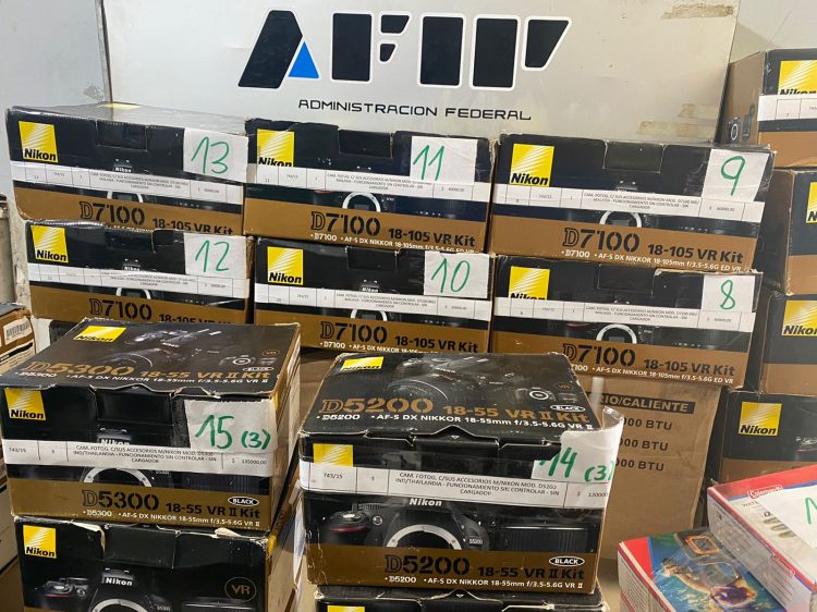 Hoy se hacen las ofertas para el remate de Iphones, cámaras y notebook