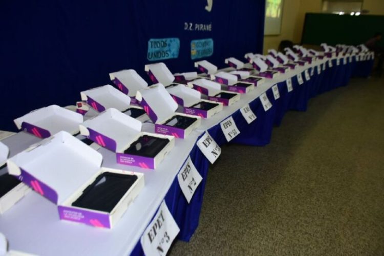 El vicegobernador Eber Solís entregó 500 tablets a estudiantes de Pirané