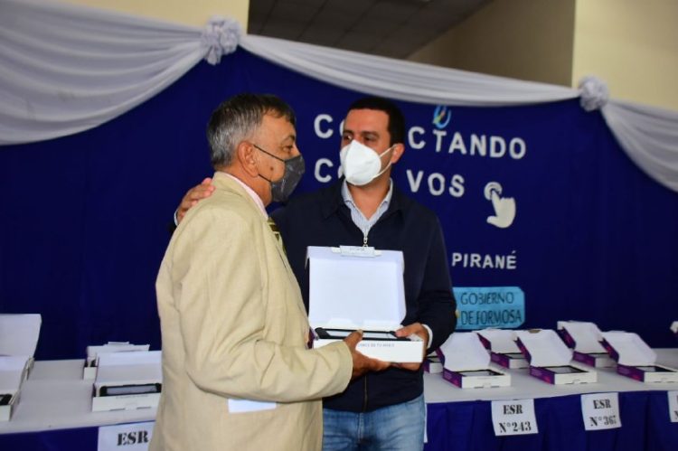 El vicegobernador Eber Solís entregó 500 tablets a estudiantes de Pirané