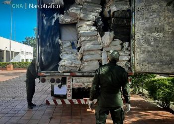 Gendarmes incautaron casi dos toneladas de marihuana ocultas en un camión
