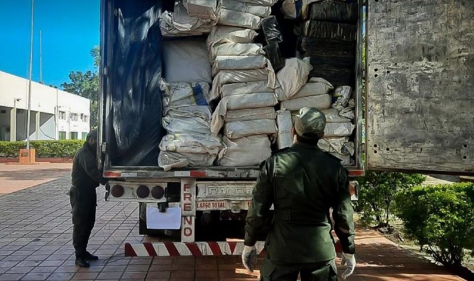 Gendarmes incautaron casi dos toneladas de marihuana ocultas en un camión