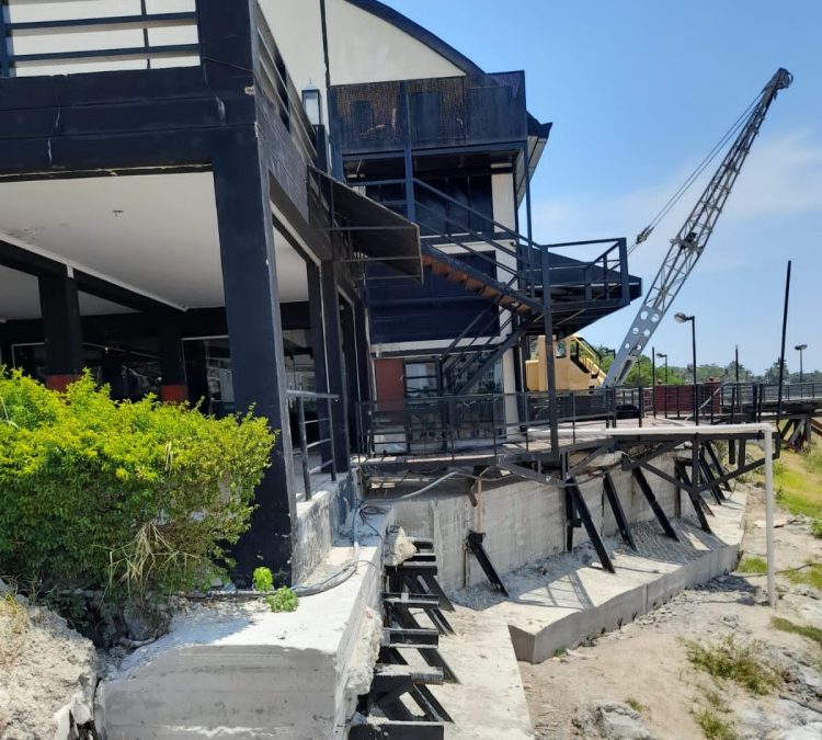 Zárate y Herrera aseguran que se desmorona la base de la barrera que sostiene a la costanera