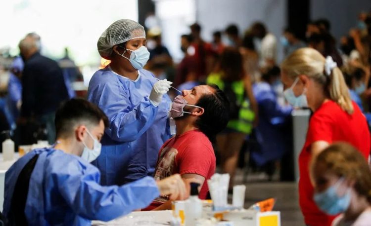 La OMS recomendó aislamientos de 14 días y reiteró la necesidad de vacunar al 70% de la población