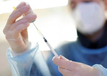 La OMS recomendó aislamientos de 14 días y reiteró la necesidad de vacunar al 70% de la población