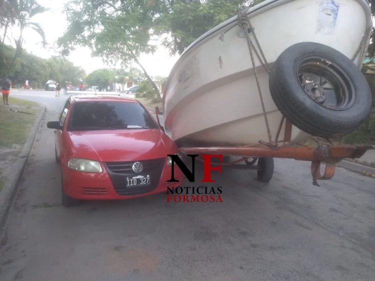 Una lancha chocó a un auto
