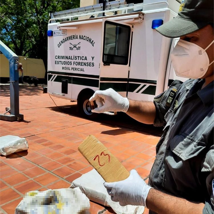 Gendarmes incautaron casi dos toneladas de marihuana ocultas en un camión