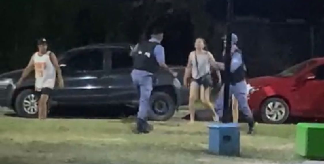 Noche de furia: atacaron a policías y embistieron con su auto a un patrullero