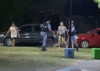 Noche de furia: atacaron a policías y embistieron con su auto a un patrullero