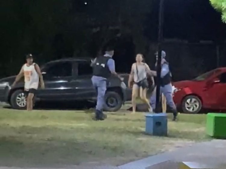 Noche de furia: atacaron a policías y embistieron con su auto a un patrullero