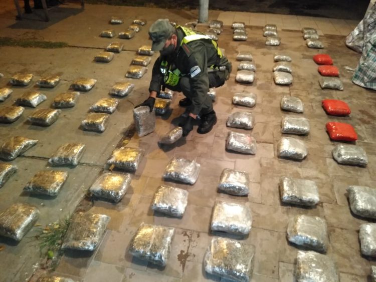 Gendarmes incautan más de 167 kilos de marihuana en un control vial sobre ruta 81
