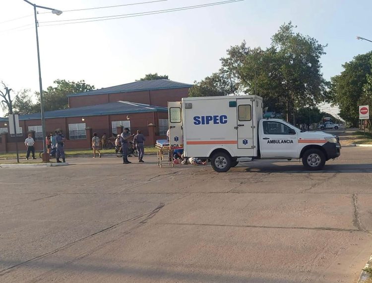 Menor de 15 años conducía una camioneta, chocó con una motocicleta  y se dio a la fuga; hay  tres lesionados