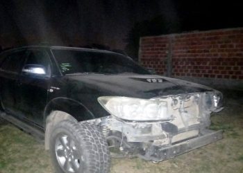 Menor de 15 años conducía una camioneta, chocó con una motocicleta  y se dio a la fuga; hay  tres lesionados