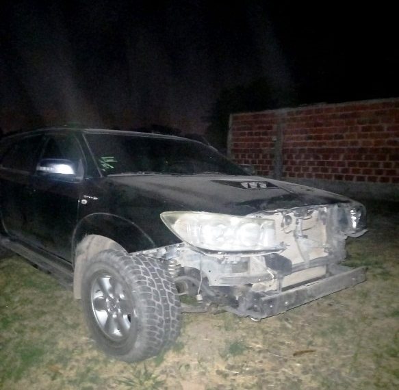 Menor de 15 años conducía una camioneta, chocó con una motocicleta  y se dio a la fuga; hay  tres lesionados