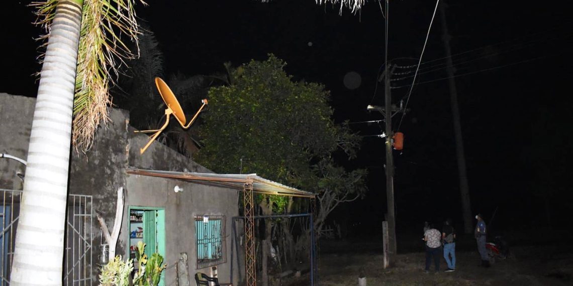 Apoyó la mano en un poste de hierro, volvió la luz y murió electrocutado
