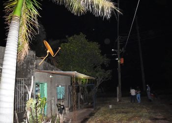 Apoyó la mano en un poste de hierro, volvió la luz y murió electrocutado