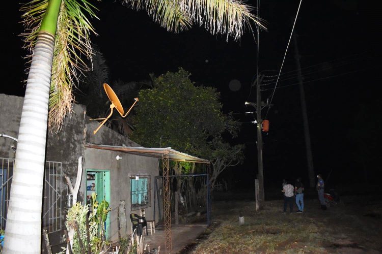 Apoyó la mano en un poste de hierro, volvió la luz y murió electrocutado