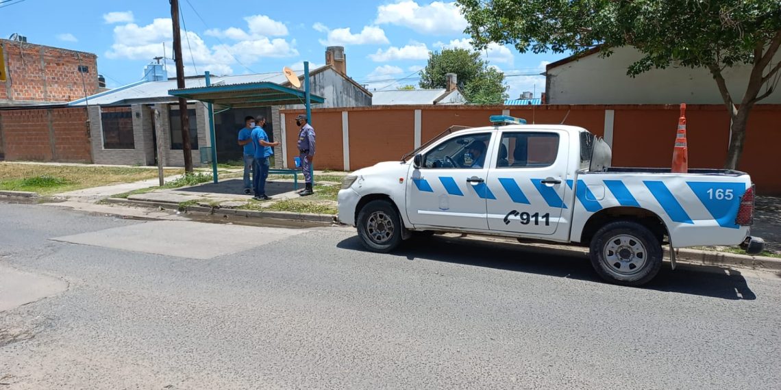 Intentó robarle el celular y la cartera a una mujer;  quedó detenido