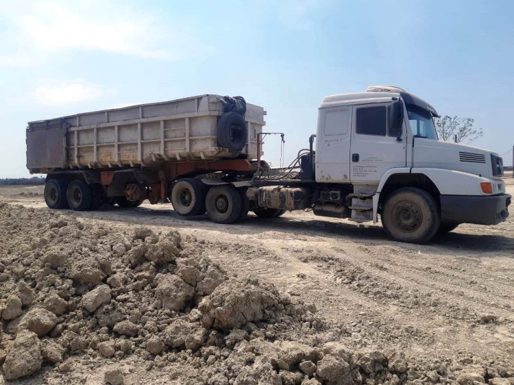 Con una retro y un camión robaron pesada maquinaria del vaciadero, todos detenidos