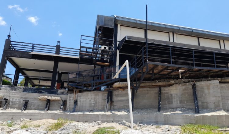 Zárate y Herrera aseguran que se desmorona la base de la barrera que sostiene a la costanera