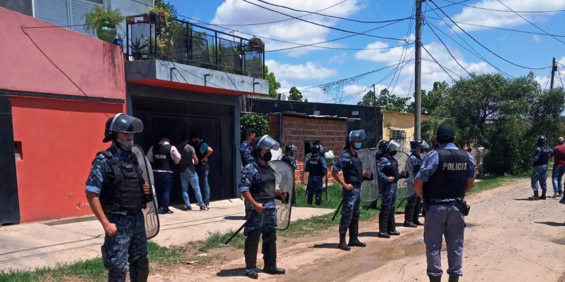En moto, le arrebató el celular a una joven frente a un cajero céntrico