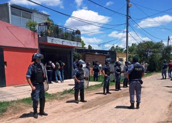 En moto, le arrebató el celular a una joven frente a un cajero céntrico