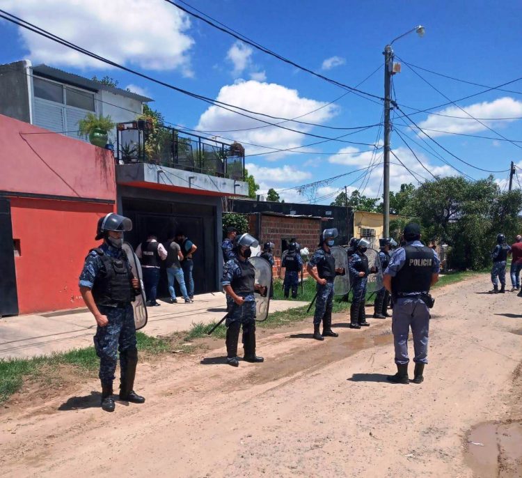En moto, le arrebató el celular a una joven frente a un cajero céntrico
