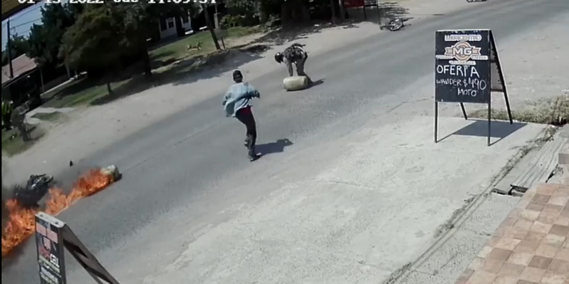 Choque entre motos ocasionó incendio en avenida Maradona aunque sin heridos