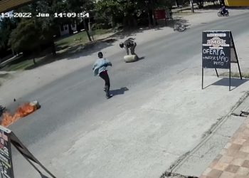 Choque entre motos ocasionó incendio en avenida Maradona aunque sin heridos