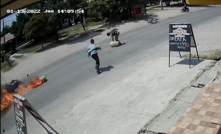 Choque entre motos ocasionó incendio en avenida Maradona aunque sin heridos