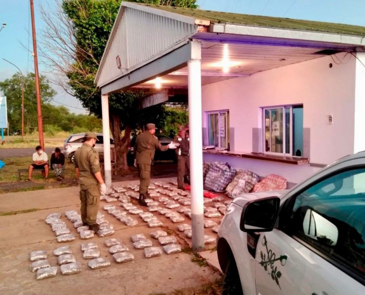 Gendarmes incautan más de 167 kilos de marihuana en un control vial sobre ruta 81