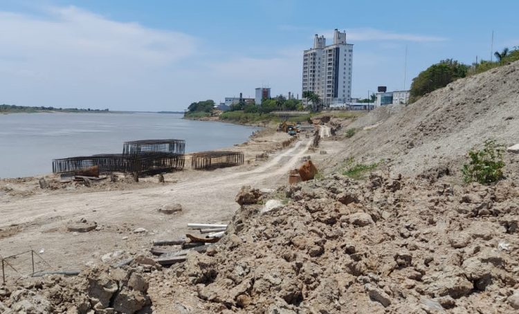 Zárate y Herrera aseguran que se desmorona la base de la barrera que sostiene a la costanera