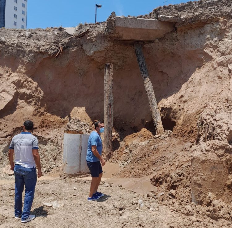 Zárate y Herrera aseguran que se desmorona la base de la barrera que sostiene a la costanera