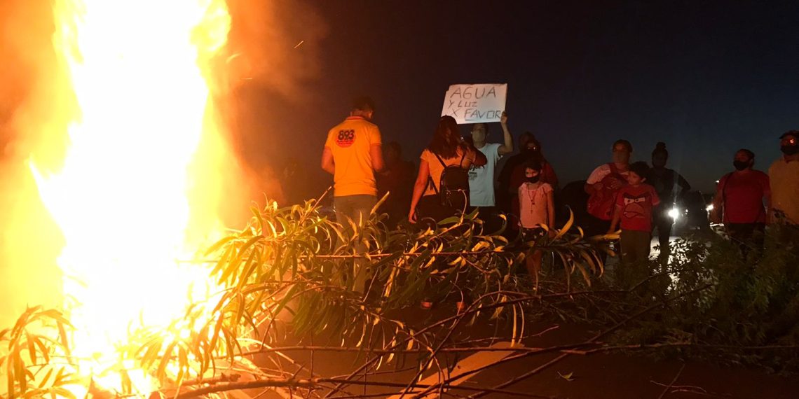 Ruidosa protesta de vecinos de Villa del Carmen: reclaman normal servicio de agua y luz