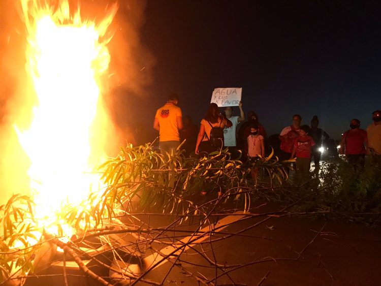 Ruidosa protesta de vecinos de Villa del Carmen: reclaman normal servicio de agua y luz