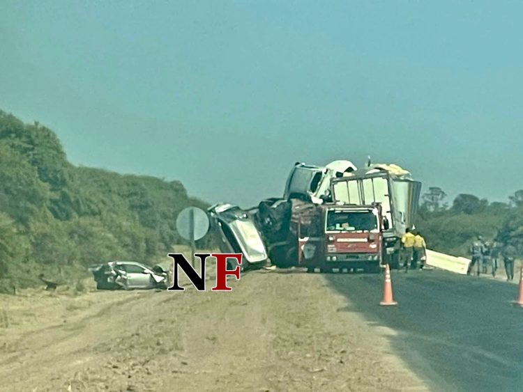 Choque frontal entre dos camiones dejó como saldo a los conductores fallecidos