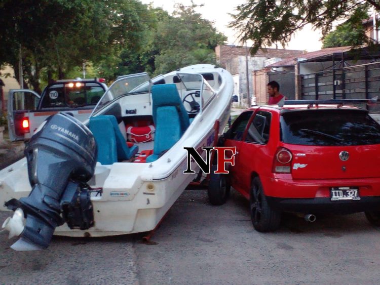 Una lancha chocó a un auto