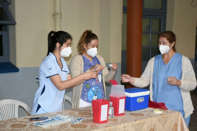 Covid: más del 98% de la población objetivo ya se vacunó con la primera dosis