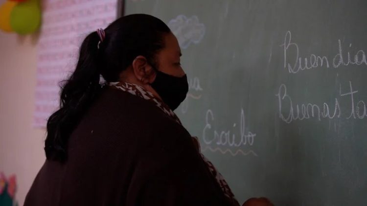 Maestra formoseña enseña la lengua qom para que no muera su cultura